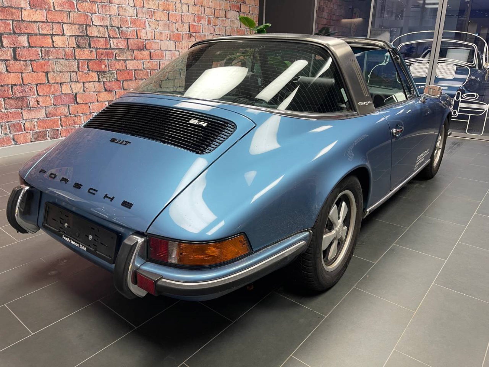 PORSCHE 911 T 2.4 Targa-image-8
