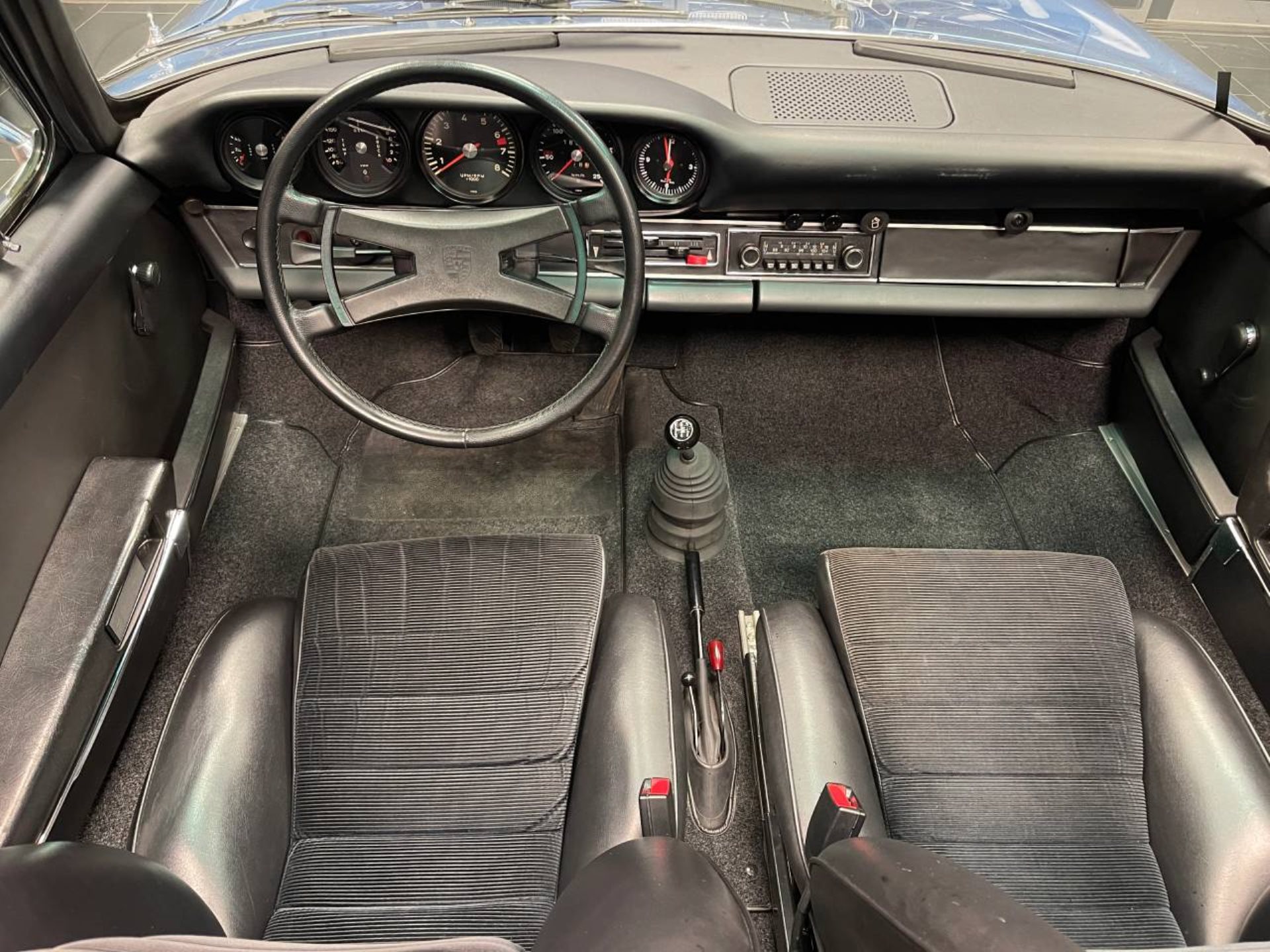 PORSCHE 911 T 2.4 Targa-image-15