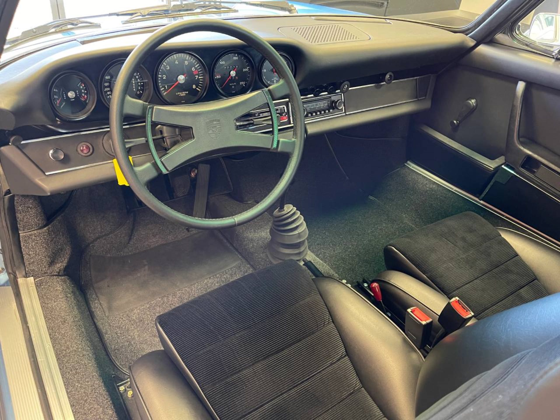 PORSCHE 911 T 2.4 Targa-image-12