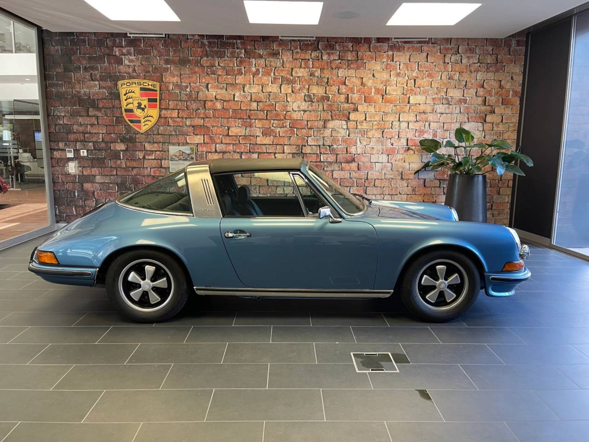 PORSCHE 911 T 2.4 Targa-showroom-element-1