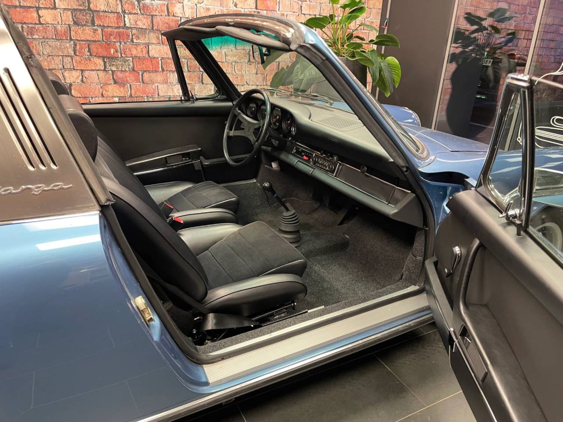 PORSCHE 911 T 2.4 Targa-image-14