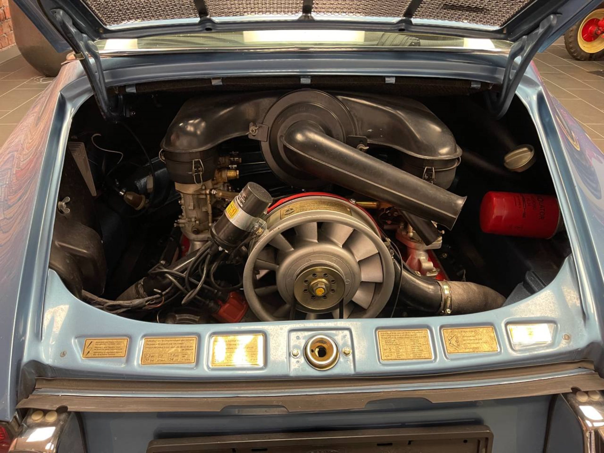 PORSCHE 911 T 2.4 Targa-image-17