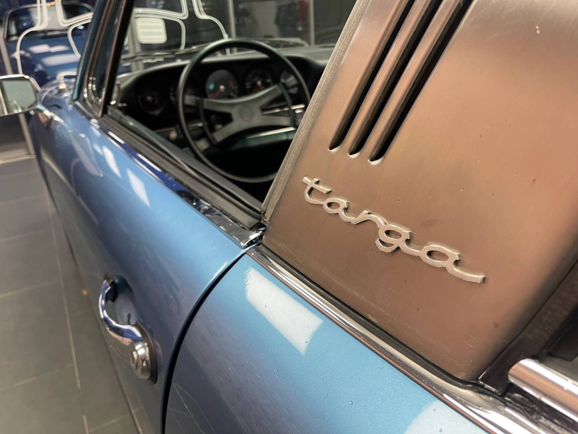 PORSCHE 911 T 2.4 Targa-image-18