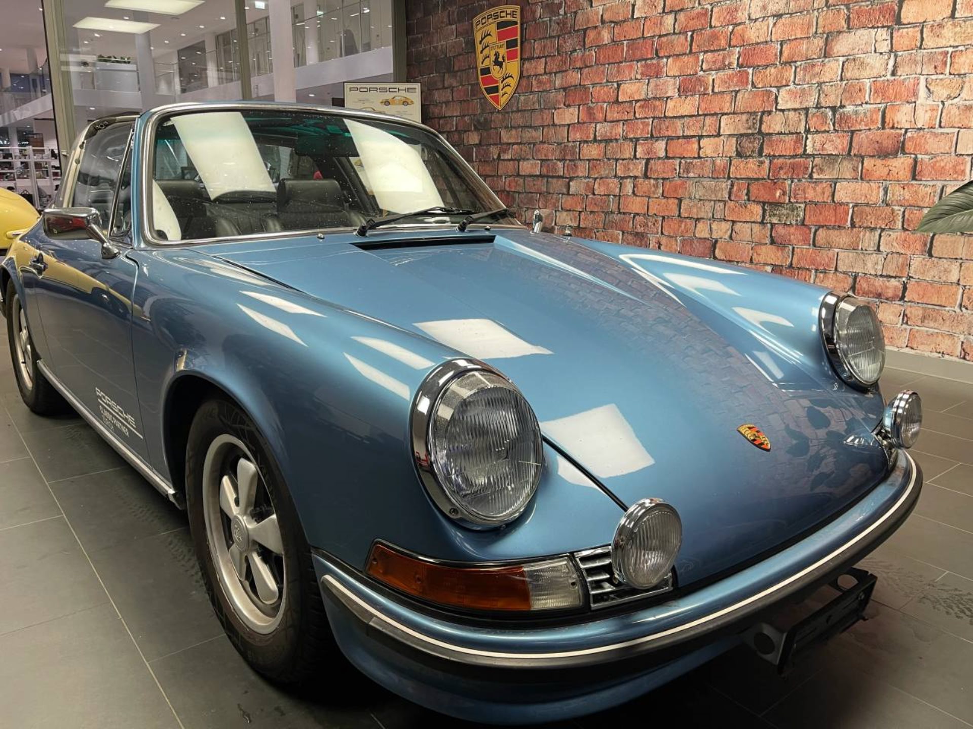 PORSCHE 911 T 2.4 Targa-image-7