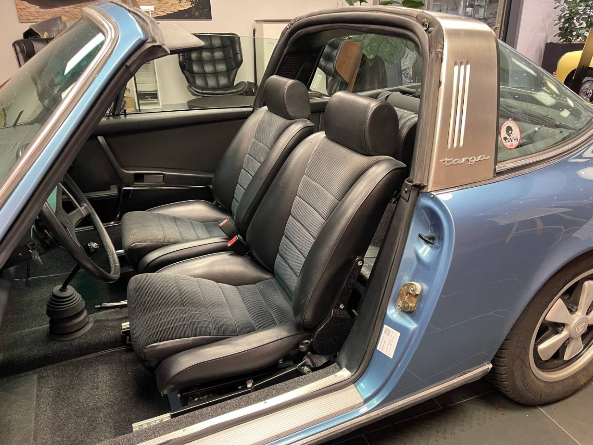 PORSCHE 911 T 2.4 Targa-showroom-element-3