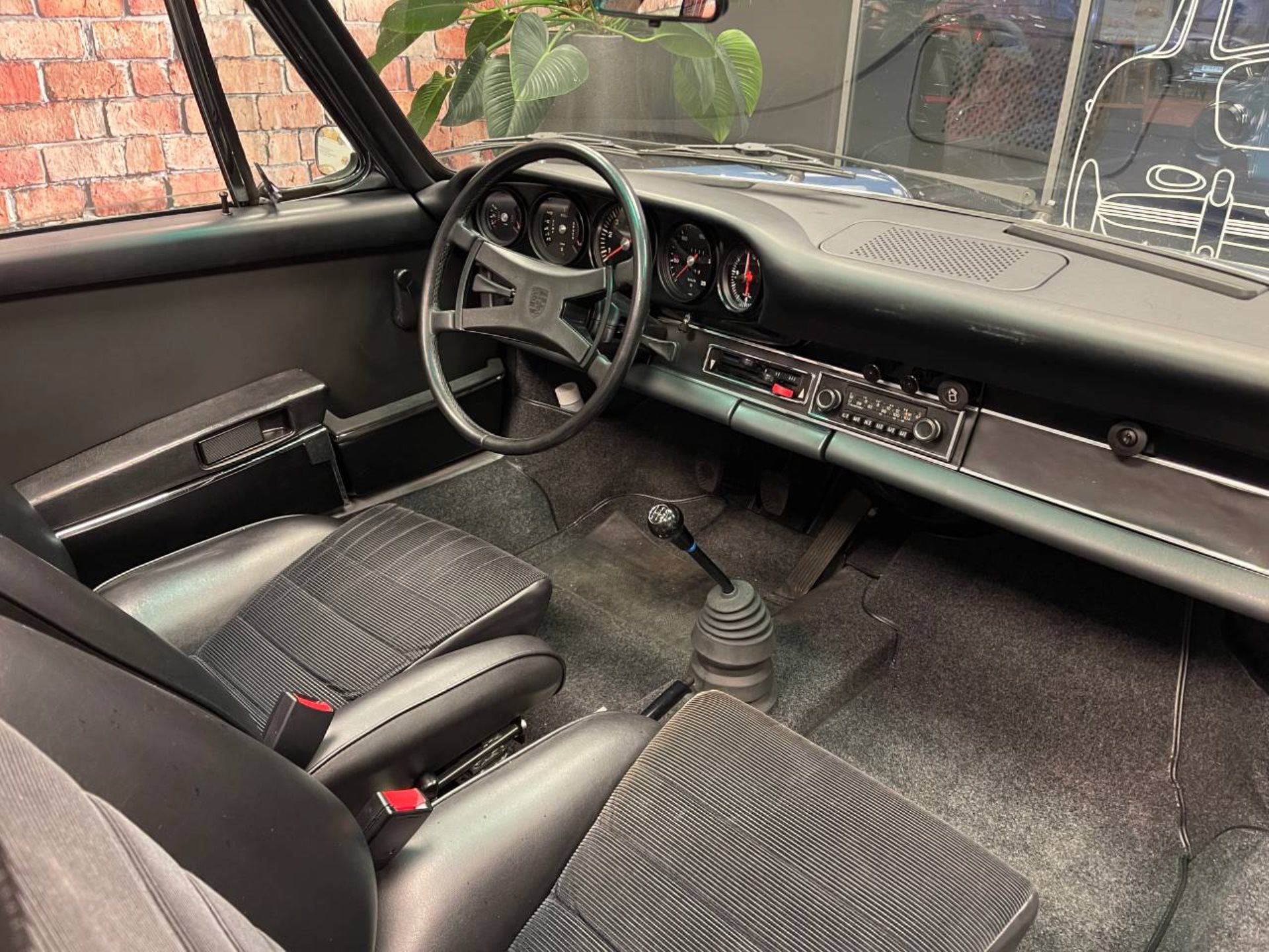 PORSCHE 911 T 2.4 Targa-image-16