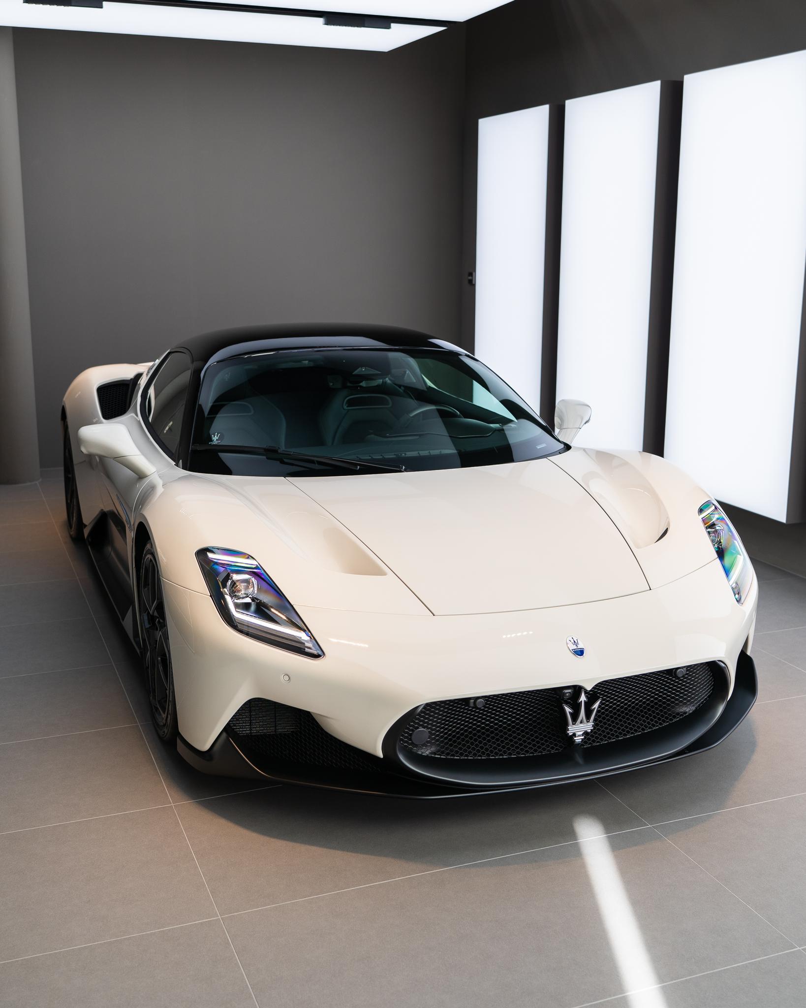 MASERATI MC20 - Bianco Alabastro FUORISERIE-image-1
