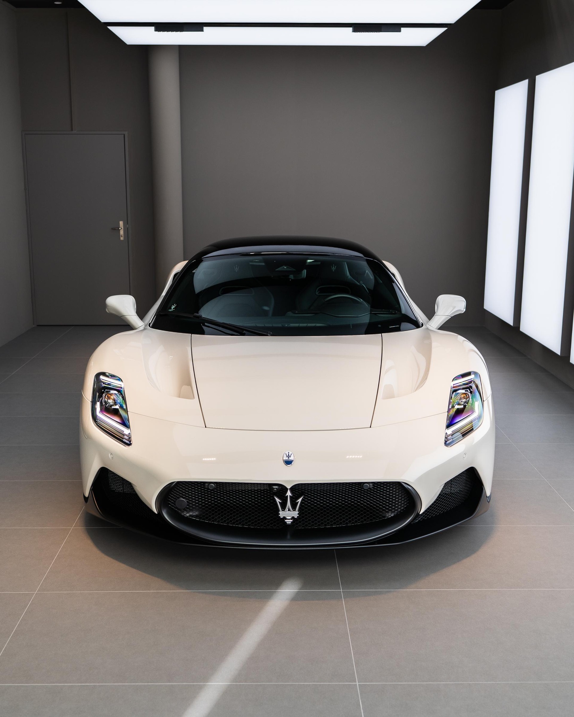 MASERATI MC20 - Bianco Alabastro FUORISERIE-image-0