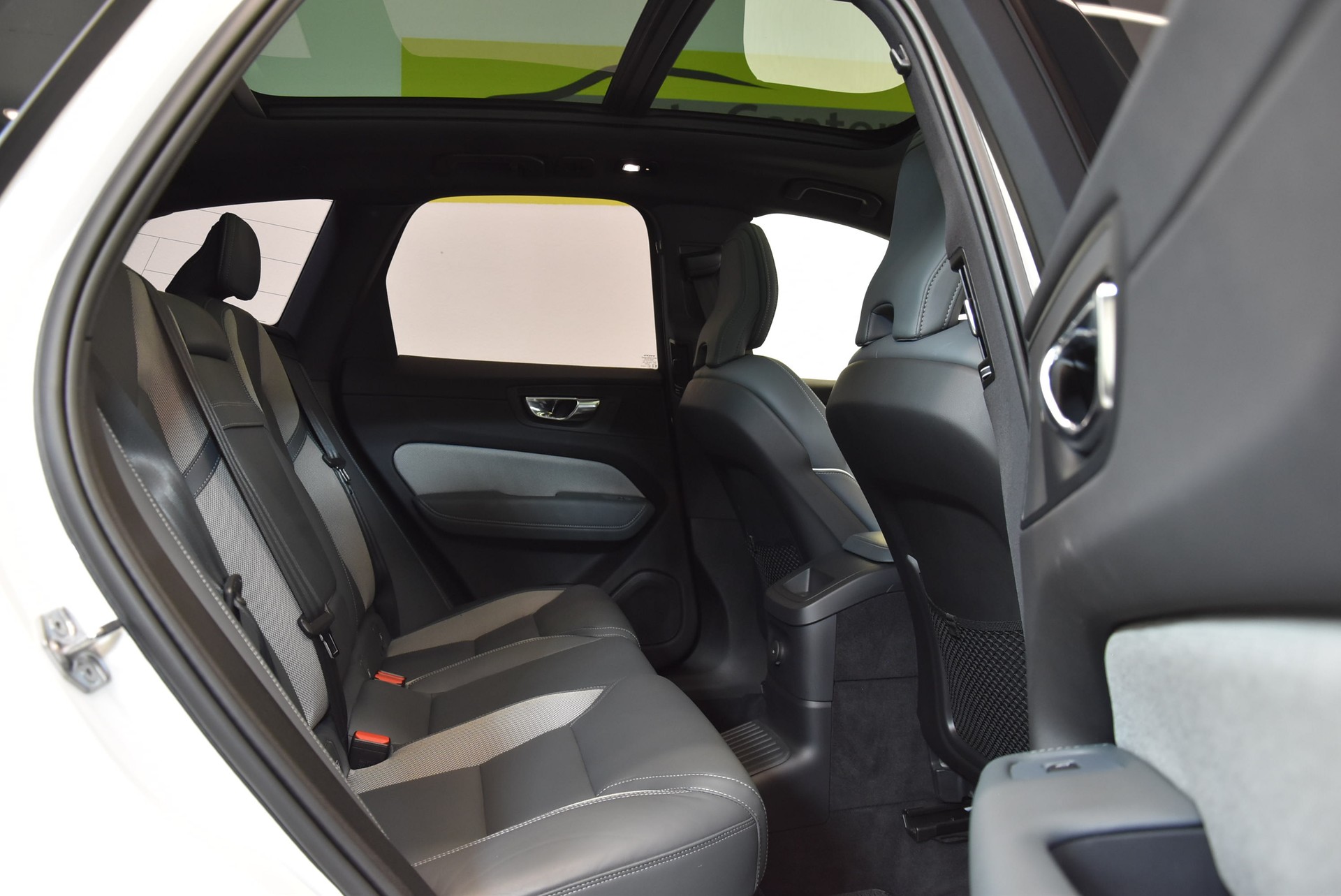 VOLVO XC60 T6 eAWD R-Design Geartronic-image-6