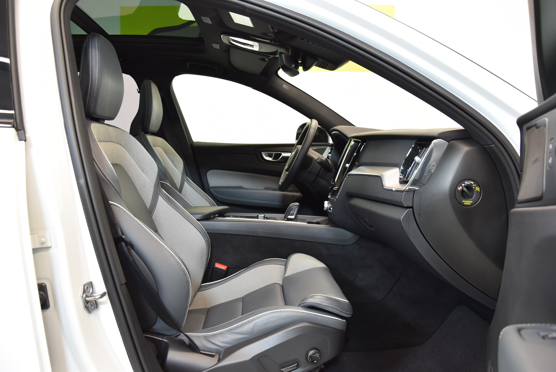 VOLVO XC60 T6 eAWD R-Design Geartronic-image-2