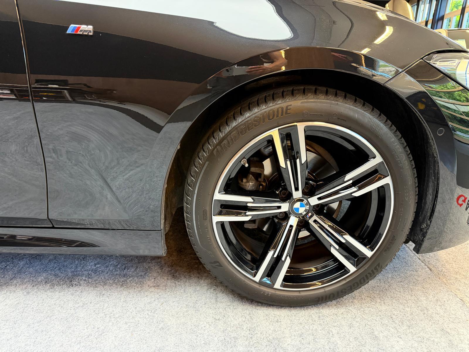 BMW 318i M-Sport Touring-image-9