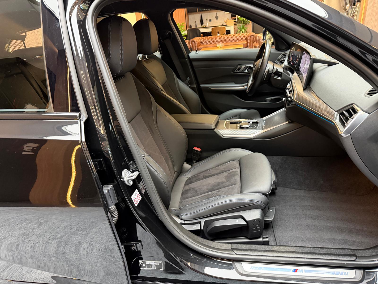 BMW 318i M-Sport Touring-image-14
