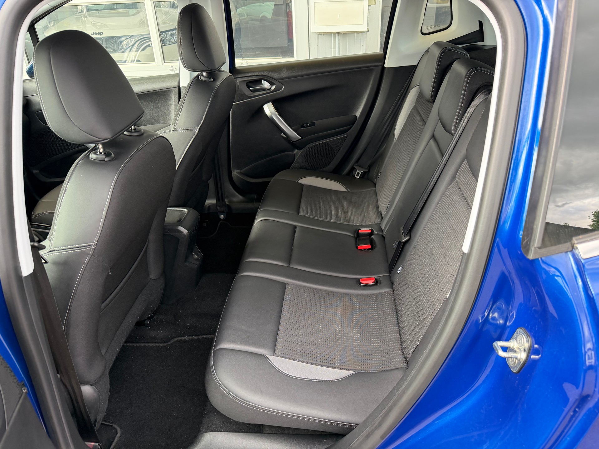 PEUGEOT 2008 1.2 PureTech Allure-image-11
