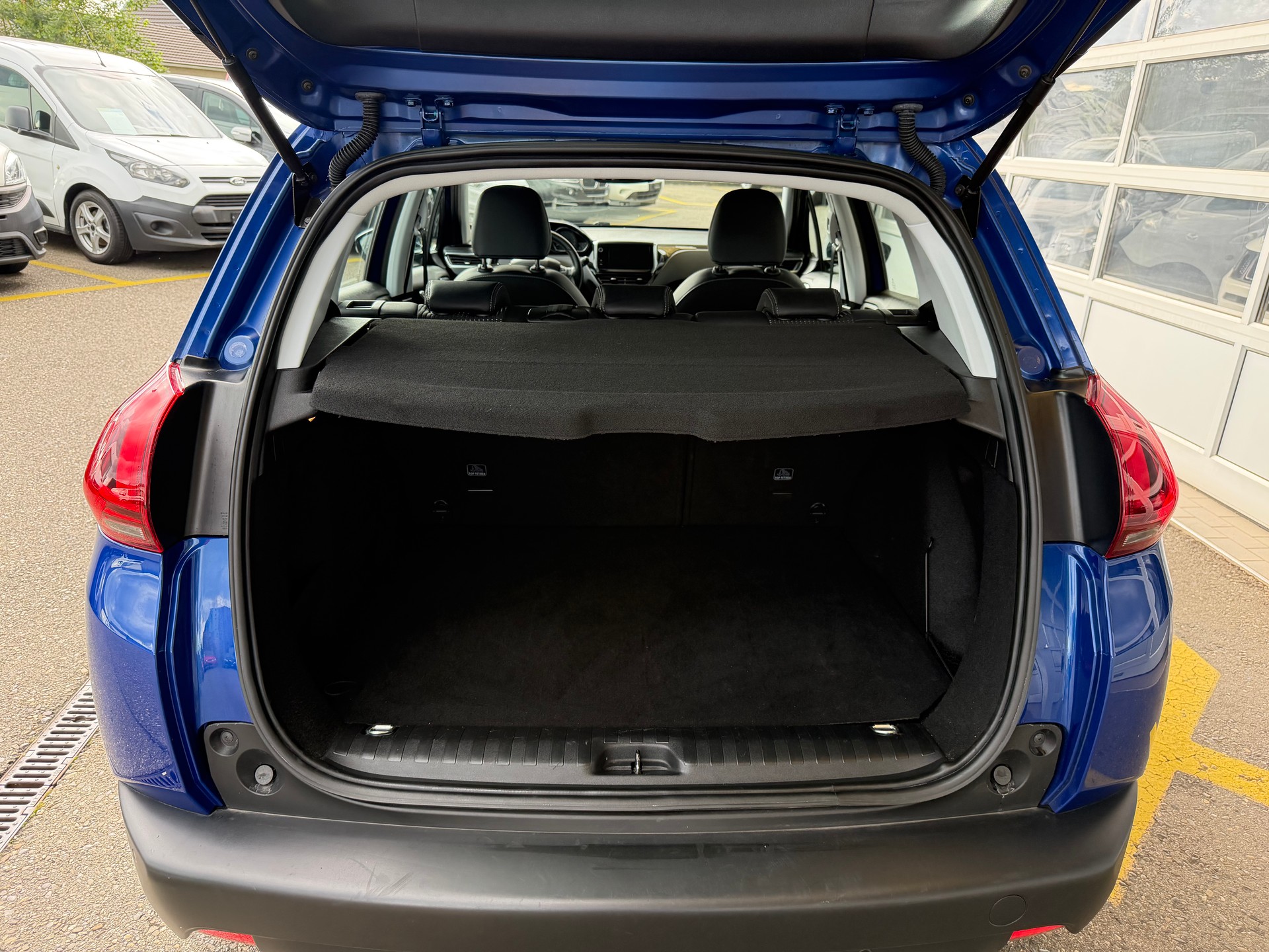 PEUGEOT 2008 1.2 PureTech Allure-image-12