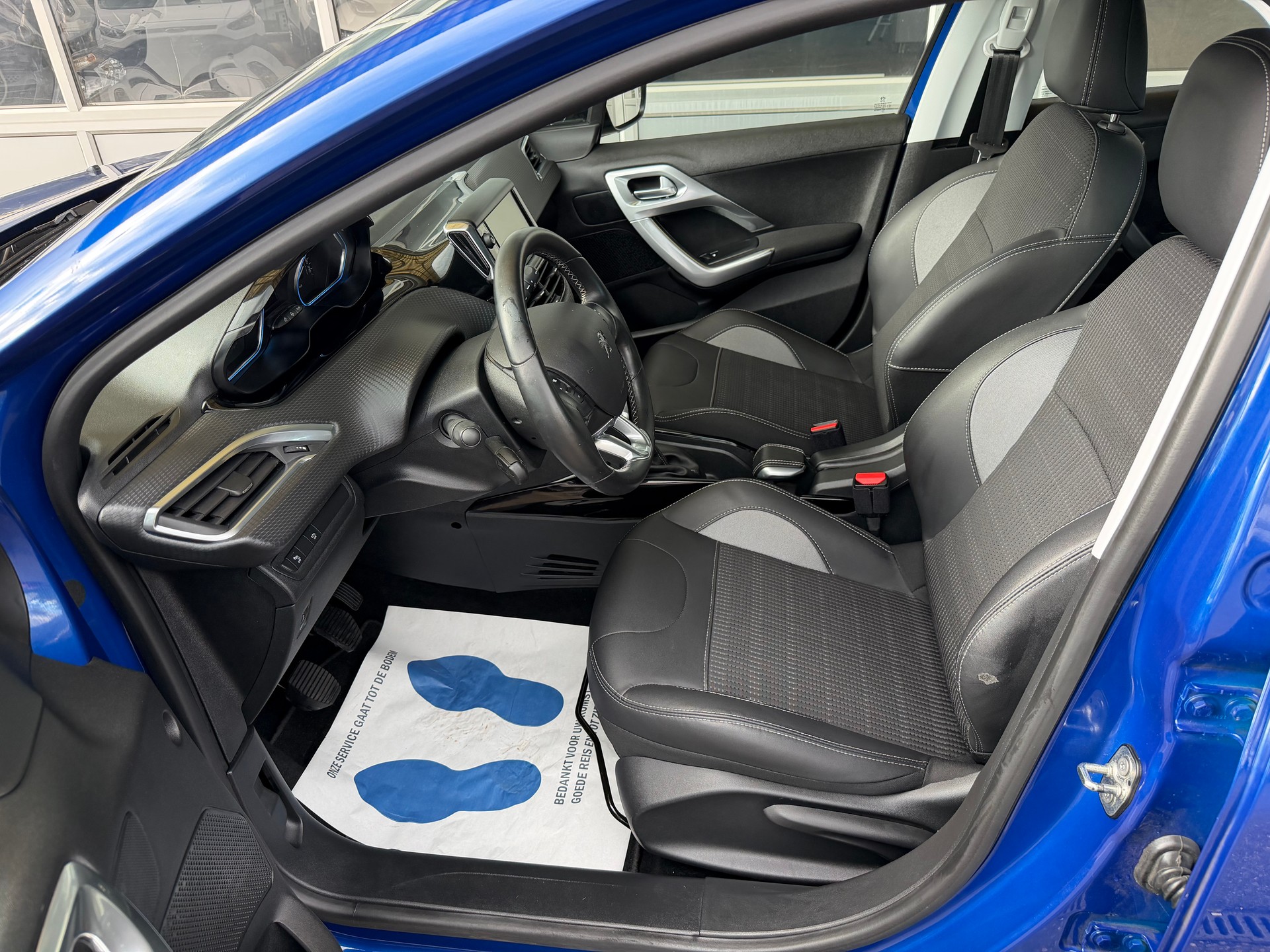 PEUGEOT 2008 1.2 PureTech Allure-image-7