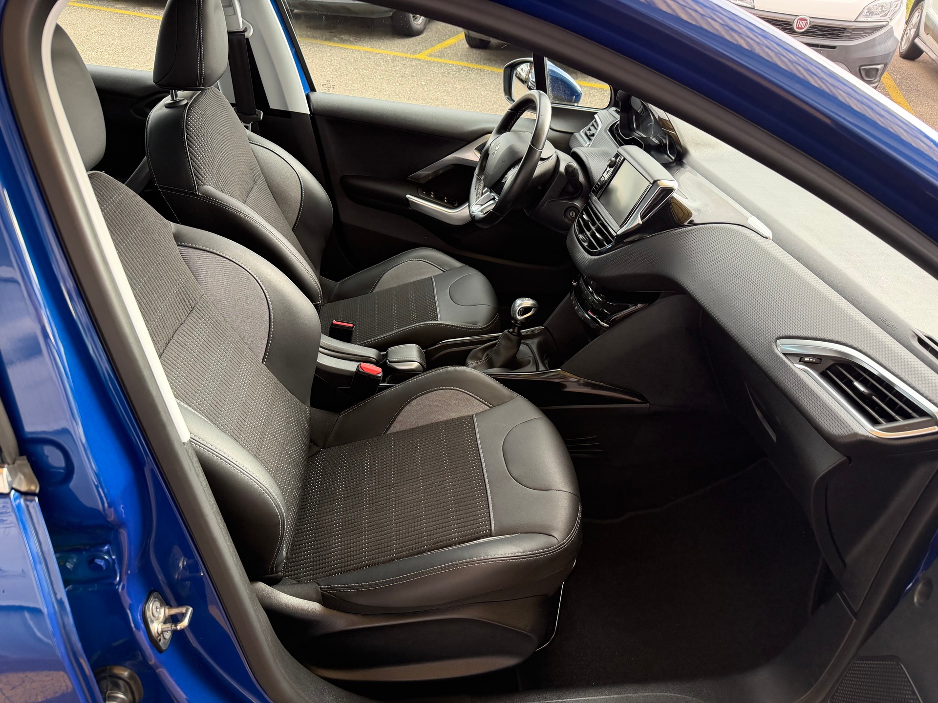 PEUGEOT 2008 1.2 PureTech Allure-image-10
