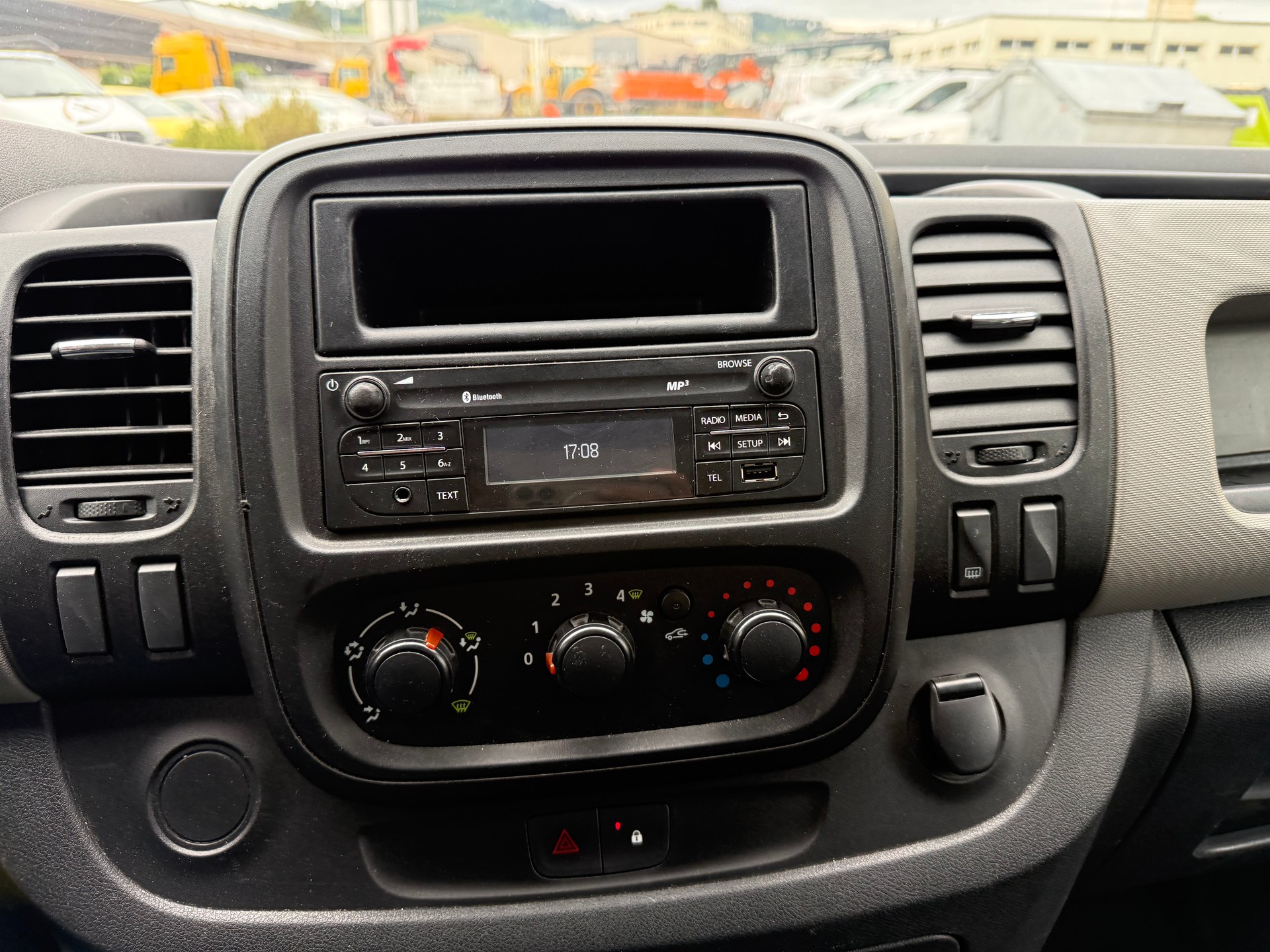 RENAULT Trafic 1.6 dCi 95 2.7t Access L1H1-image-8