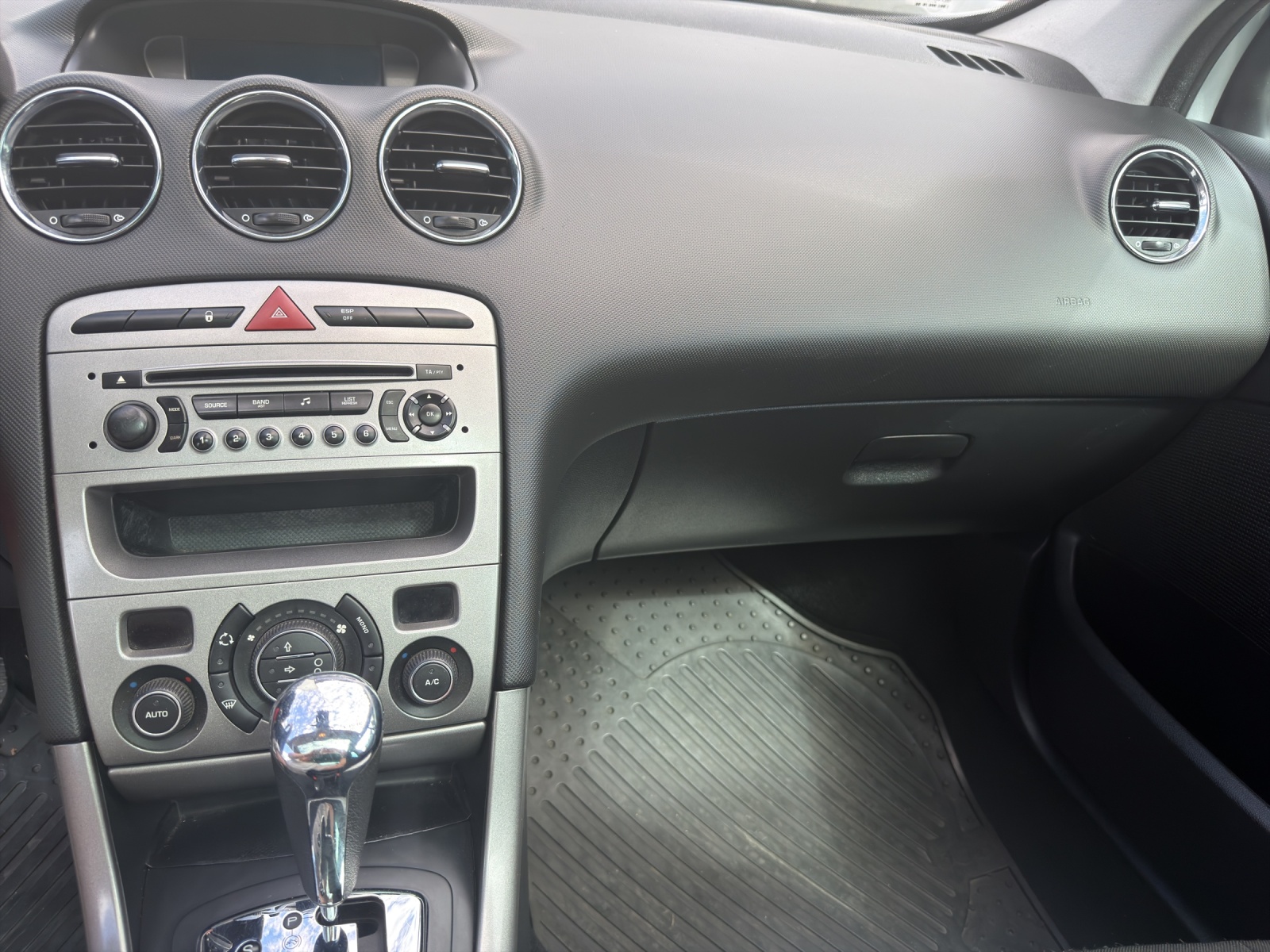 PEUGEOT 308 SW 2.0 HDI Sport Automatic-image-7