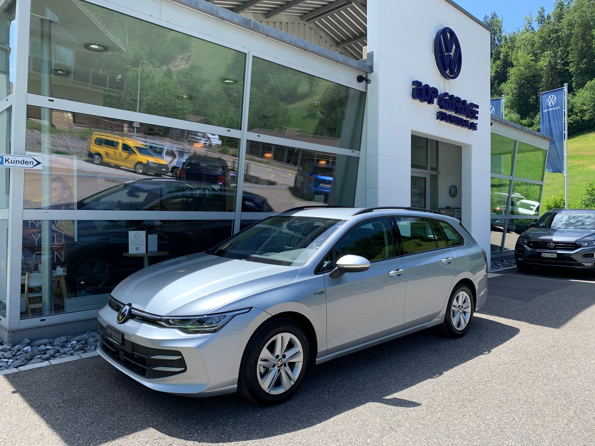 VW Golf Variant 1.5 eTSI mHEV Life-image-0