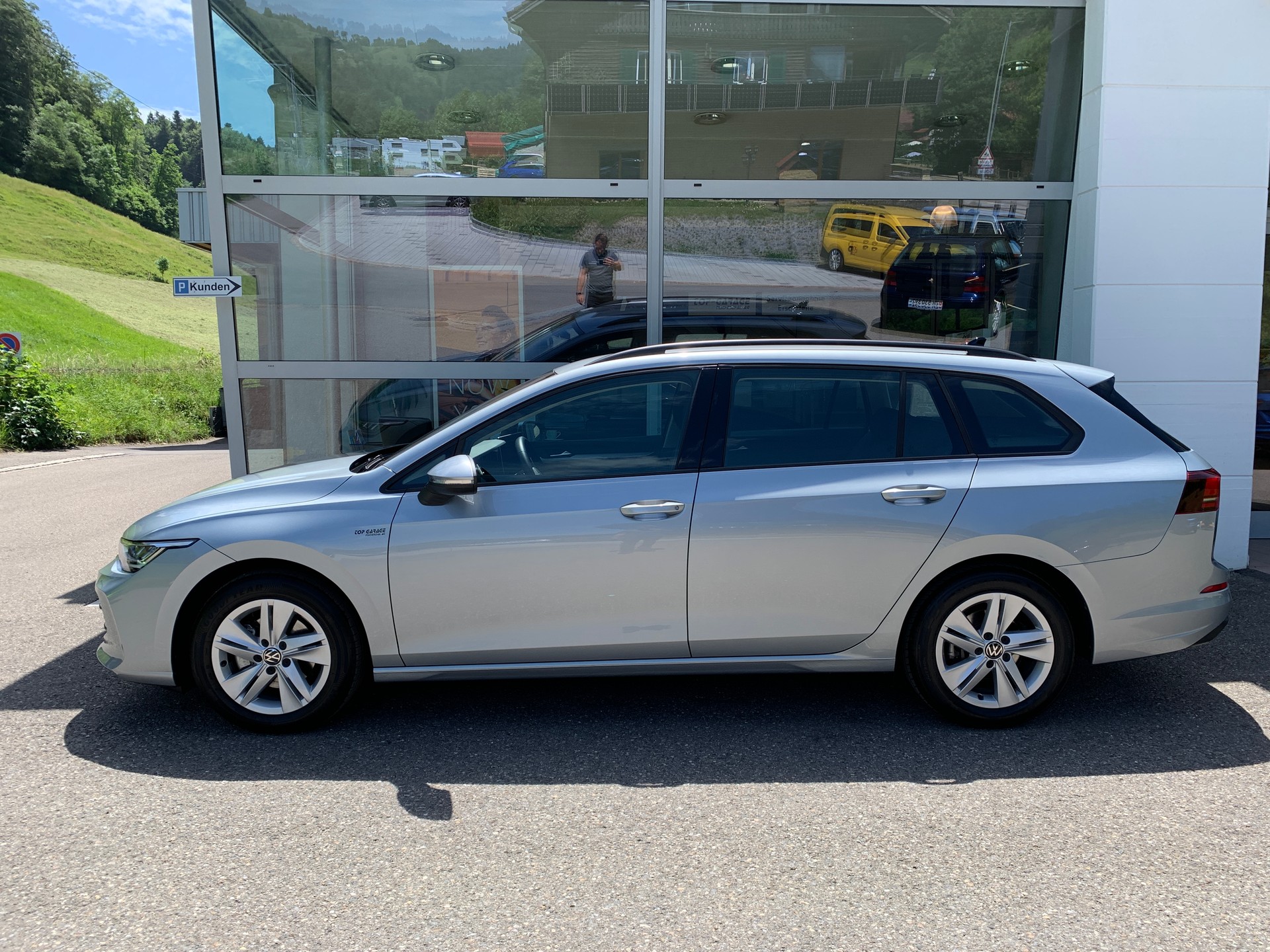 VW Golf Variant 1.5 eTSI mHEV Life-image-3