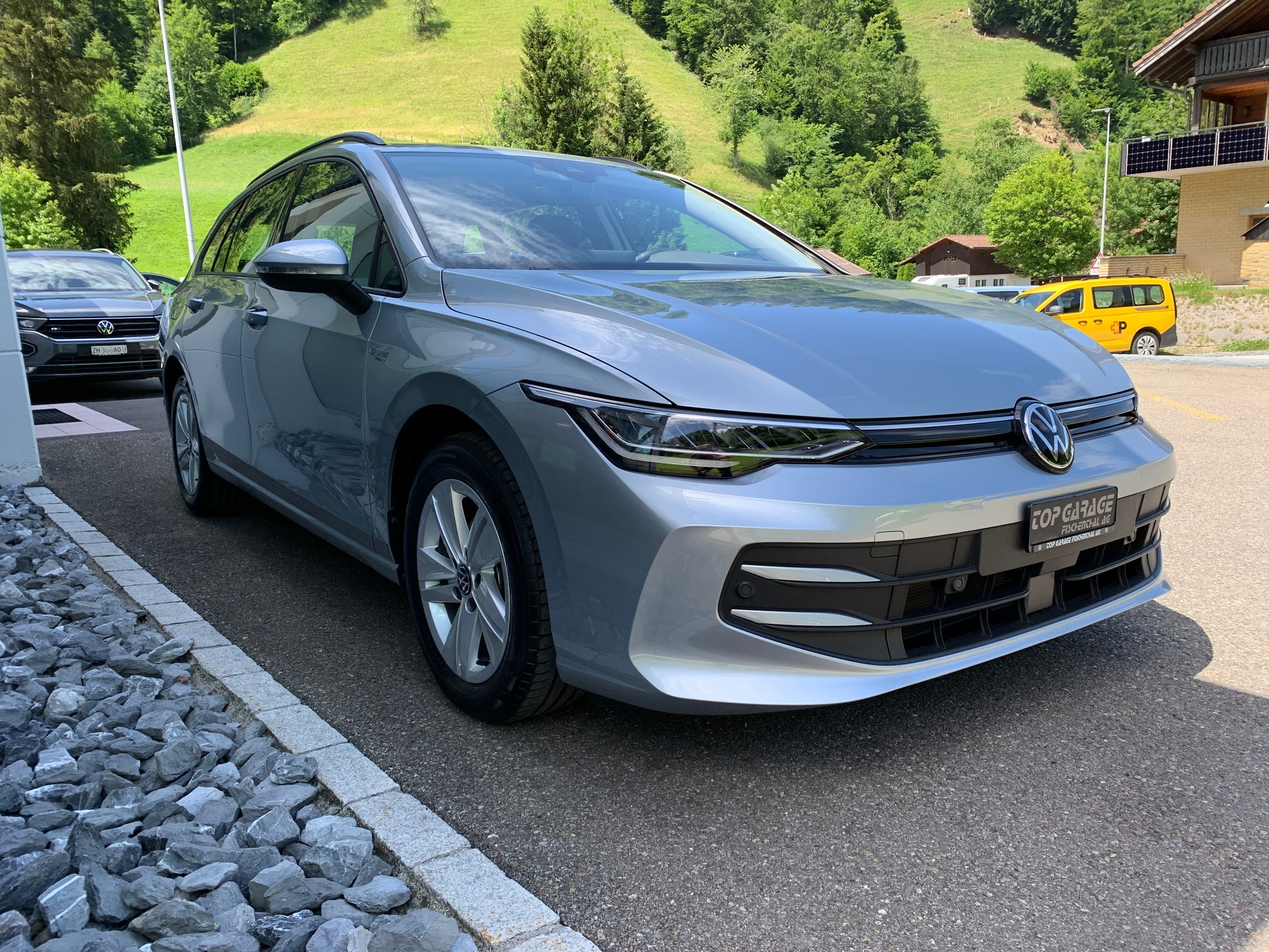 VW Golf Variant 1.5 eTSI mHEV Life-image-2