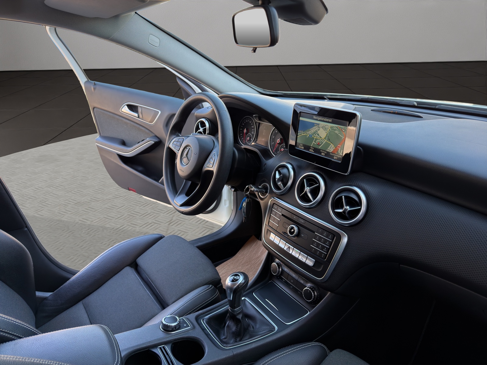 MERCEDES-BENZ A 180 BlueEfficiency Edition Style-image-18