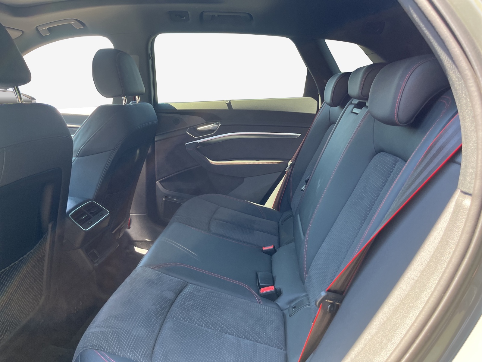 AUDI Q8 55 e-tron Black Edition quattro-image-9