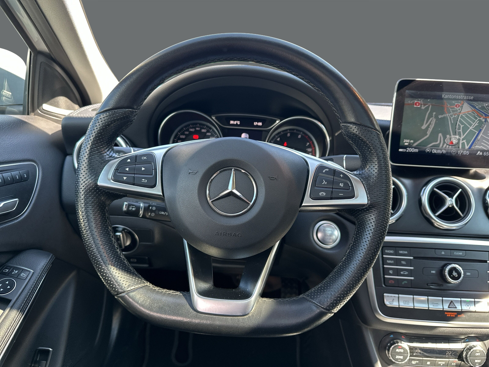 MERCEDES-BENZ GLA 250 AMG Line 4Matic-image-9