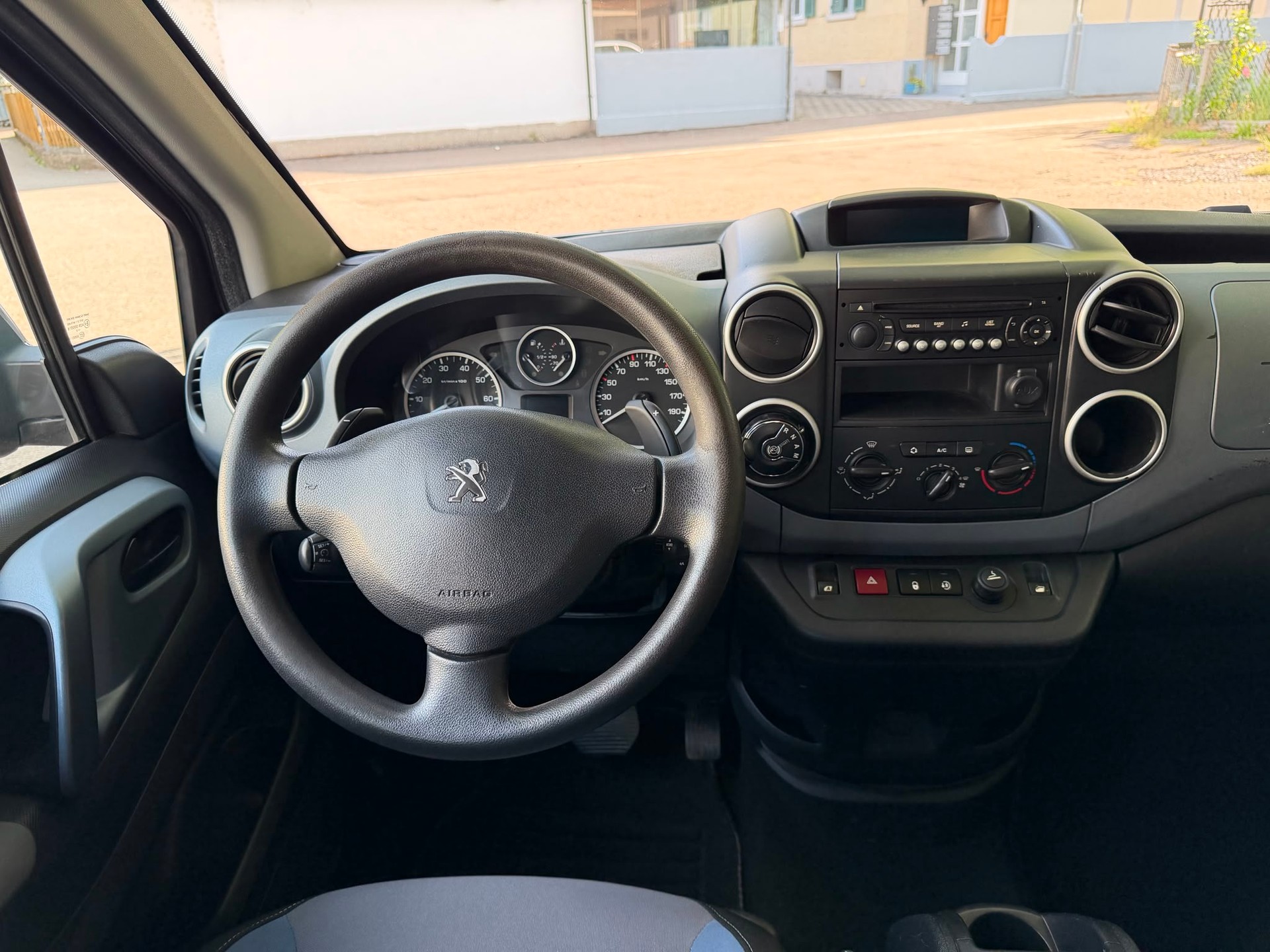 PEUGEOT Partner 1.6 e-HDI Active EGS6-image-13
