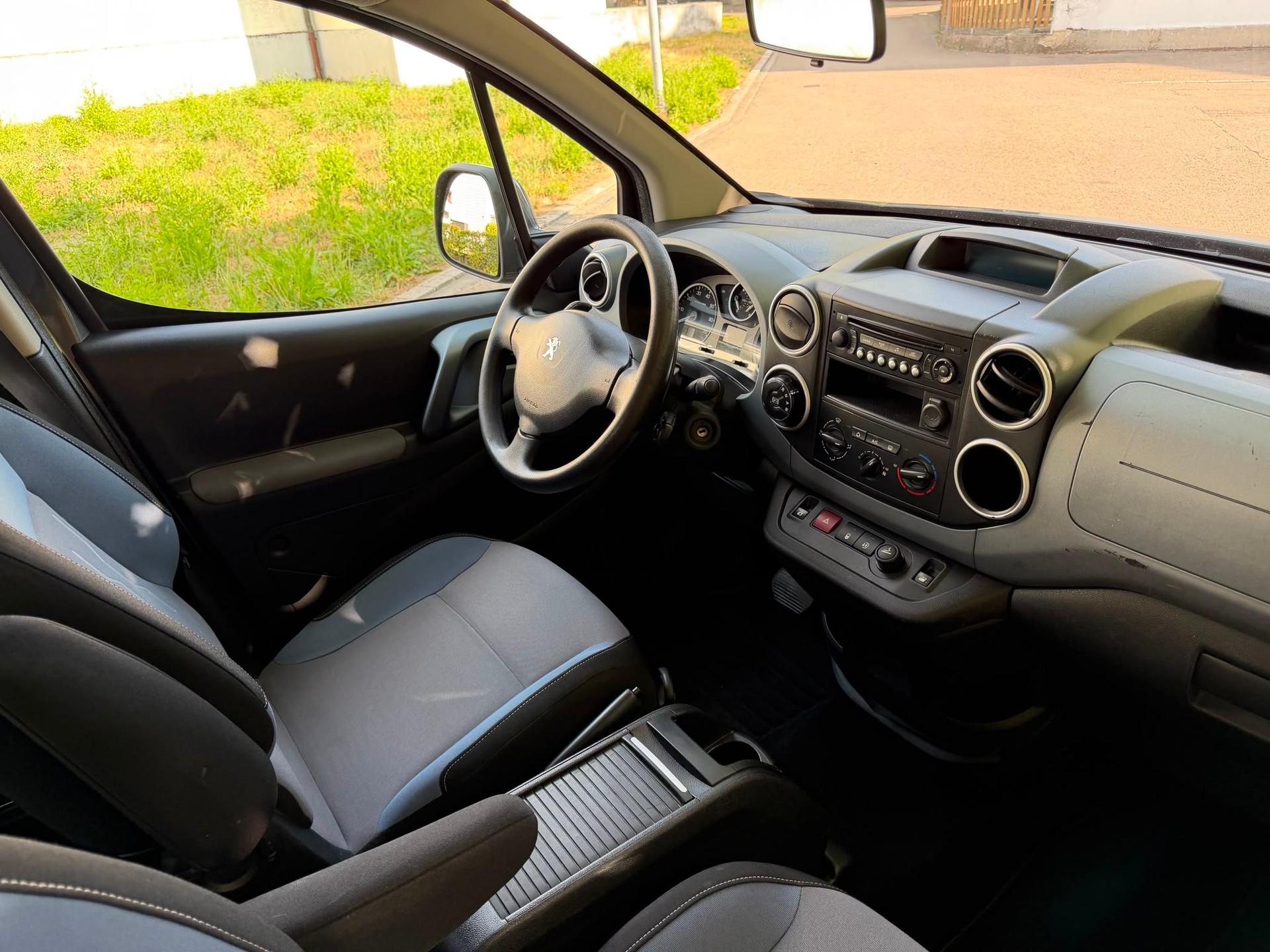 PEUGEOT Partner 1.6 e-HDI Active EGS6-image-4