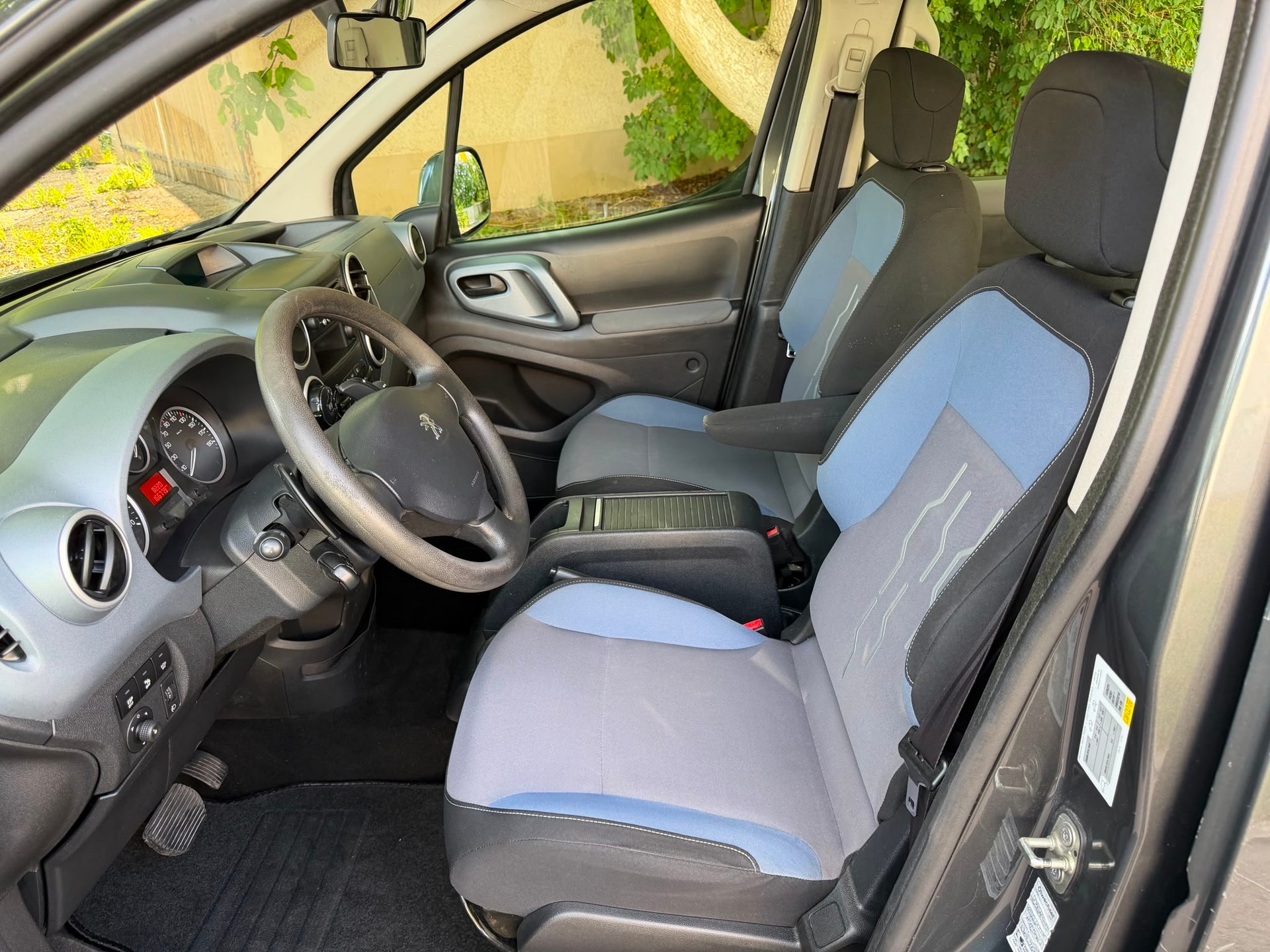 PEUGEOT Partner 1.6 e-HDI Active EGS6-image-12