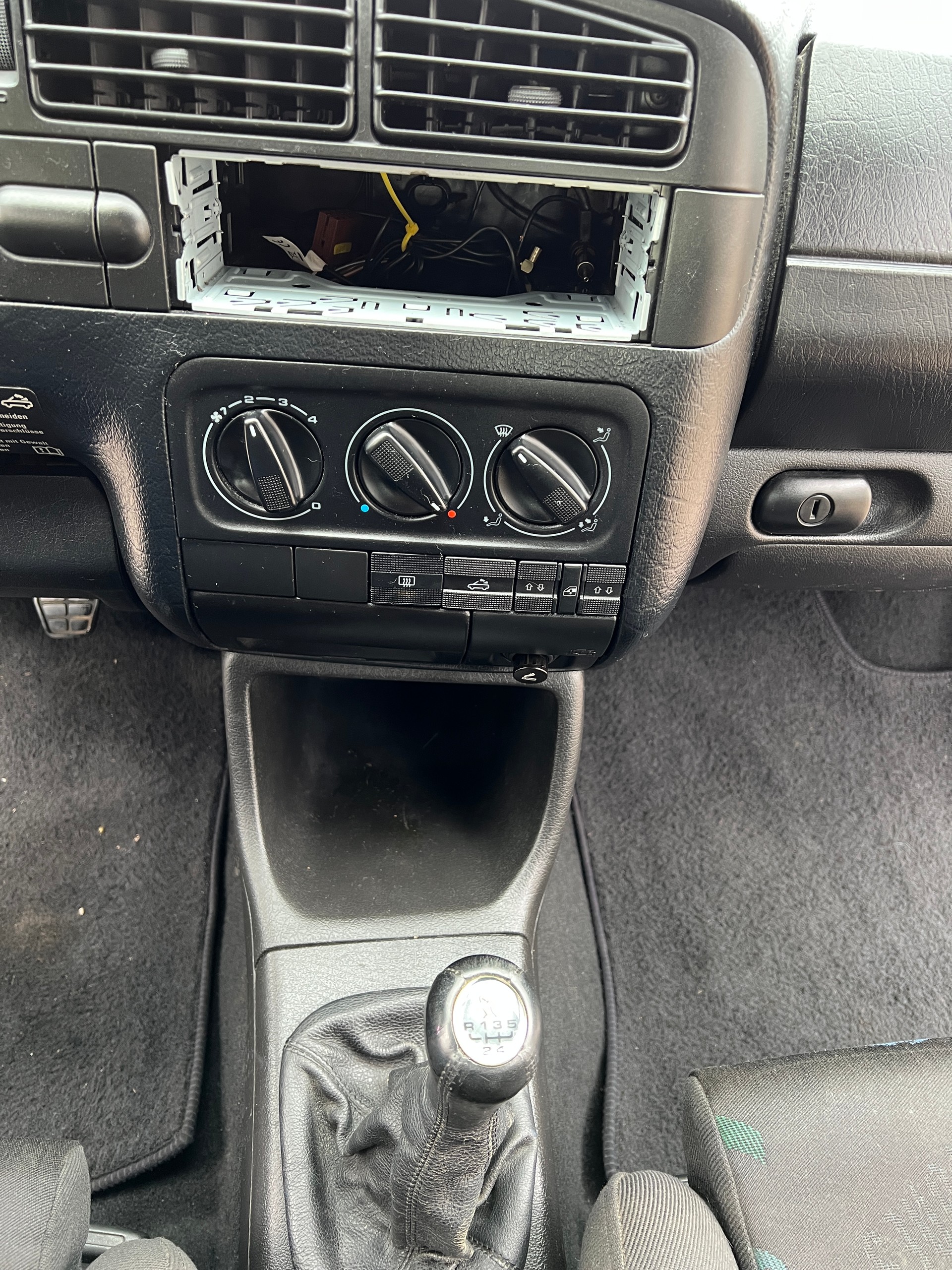 VW Golf Cabriolet 2000 Avantgarde-image-14