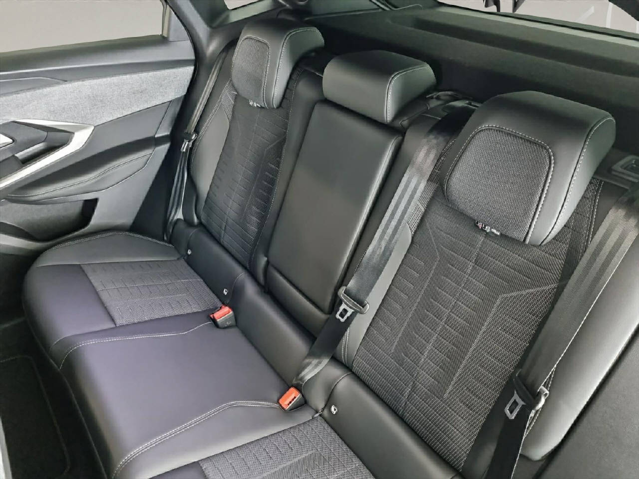 PEUGEOT 3008 1.2 Hybrid 145PS GT *Automat*-image-11