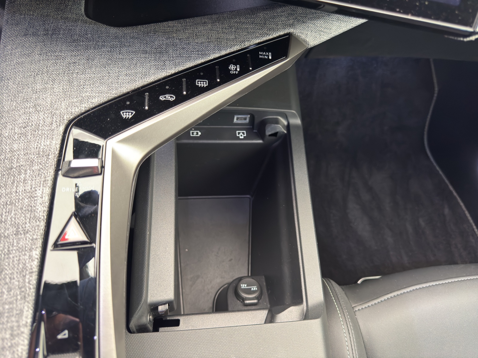 PEUGEOT 3008 1.2 Hybrid 145PS GT *Automat*-image-14