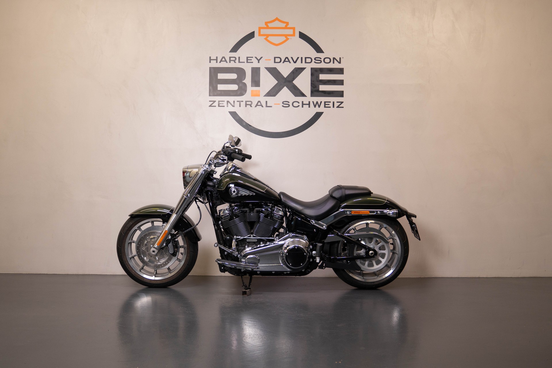 HARLEY-DAVIDSON FLFB Fat Boy 117ci-showroom-element-1