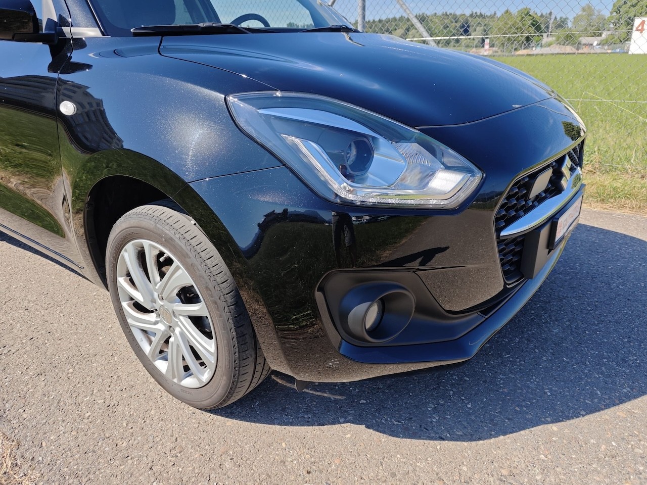 SUZUKI Swift 1.2 Compact + 4x4 Hybrid-image-8