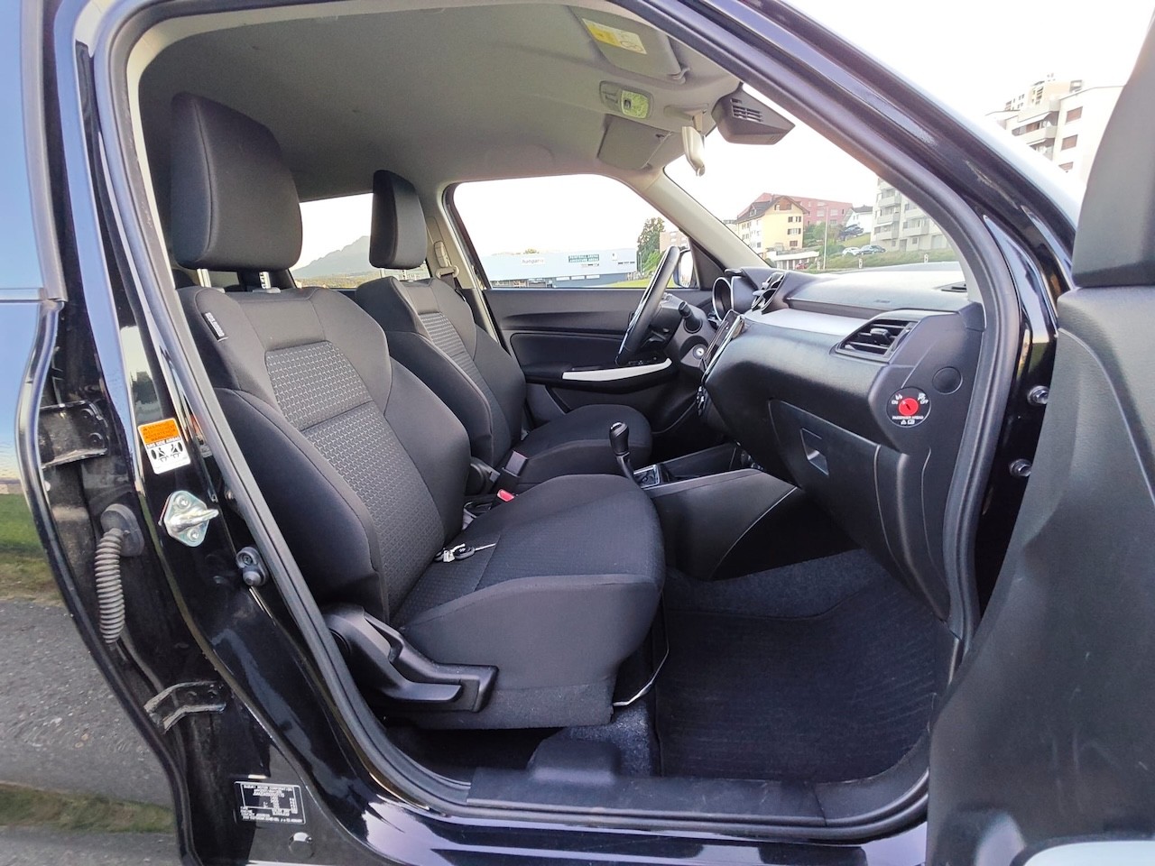 SUZUKI Swift 1.2 Compact + 4x4 Hybrid-image-9