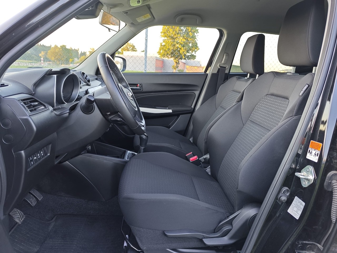 SUZUKI Swift 1.2 Compact + 4x4 Hybrid-image-10