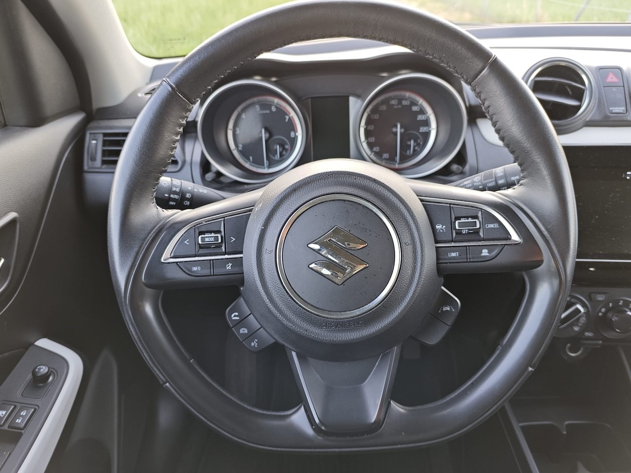 SUZUKI Swift 1.2 Compact + 4x4 Hybrid-image-13
