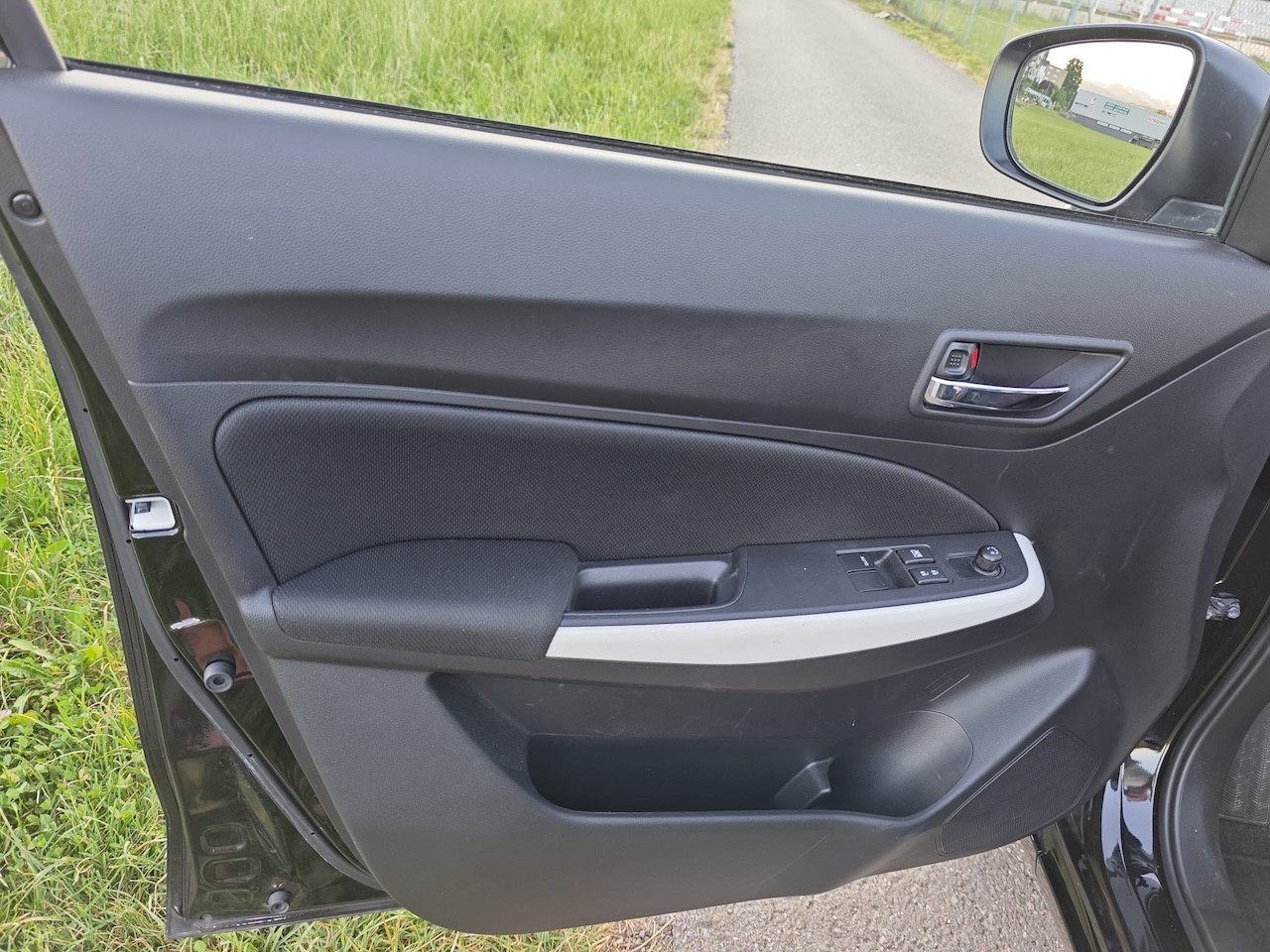 SUZUKI Swift 1.2 Compact + 4x4 Hybrid-image-22