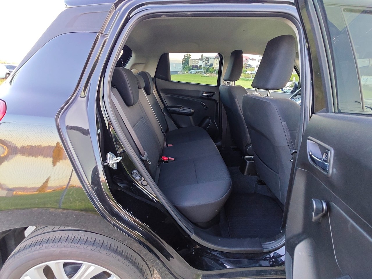 SUZUKI Swift 1.2 Compact + 4x4 Hybrid-image-23