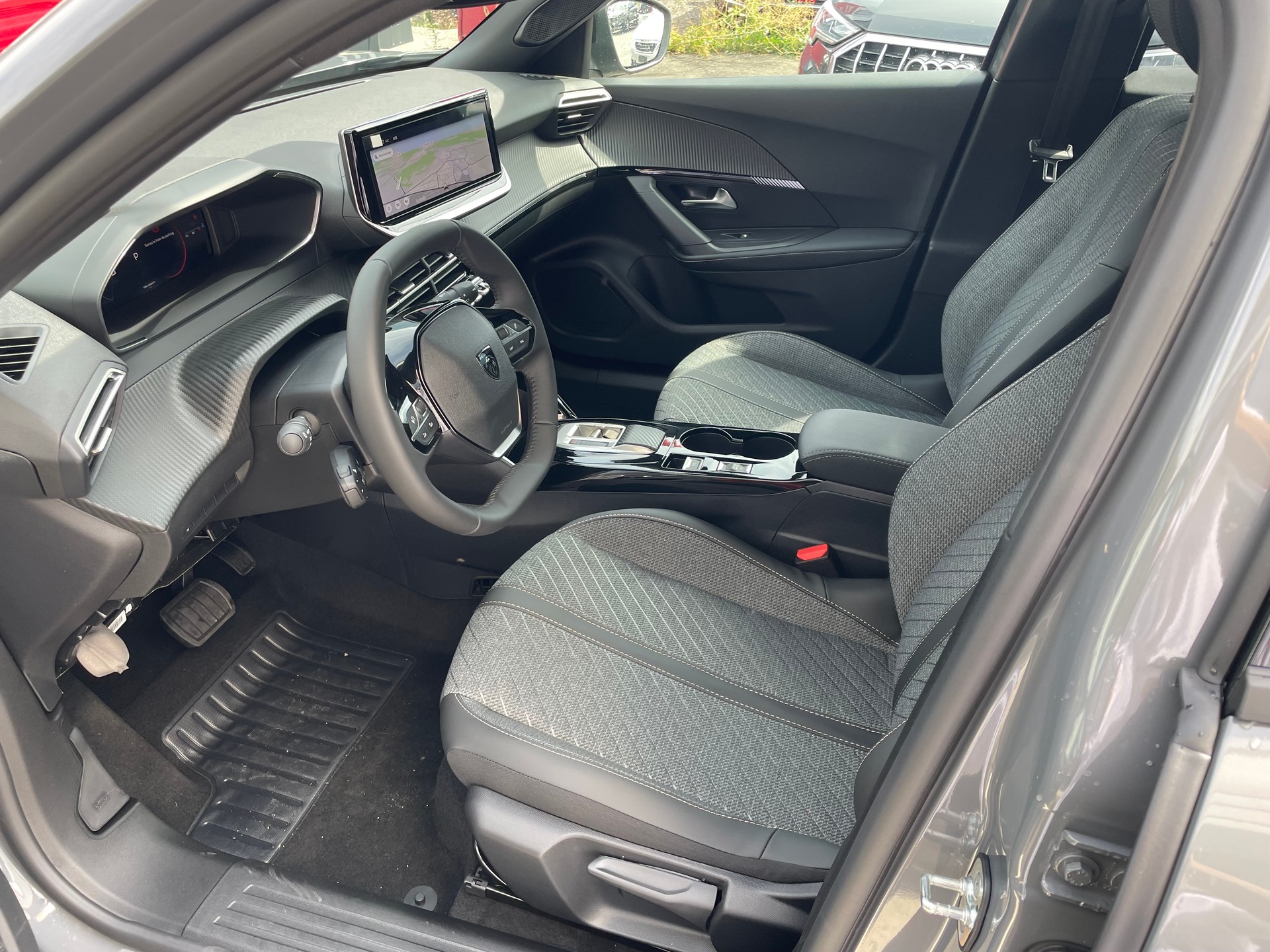PEUGEOT 2008 1.2 145 MHEV Allure Premium-image-5