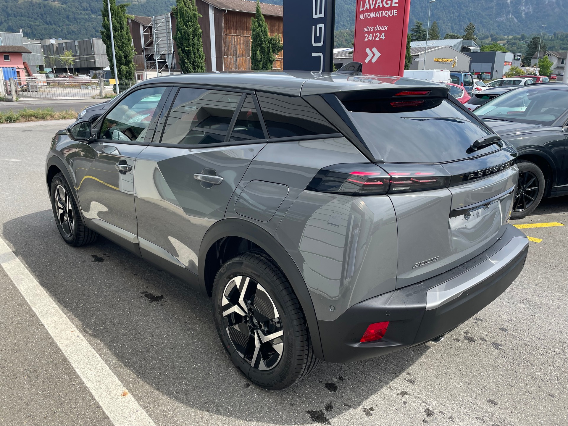 PEUGEOT 2008 1.2 145 MHEV Allure Premium-image-2