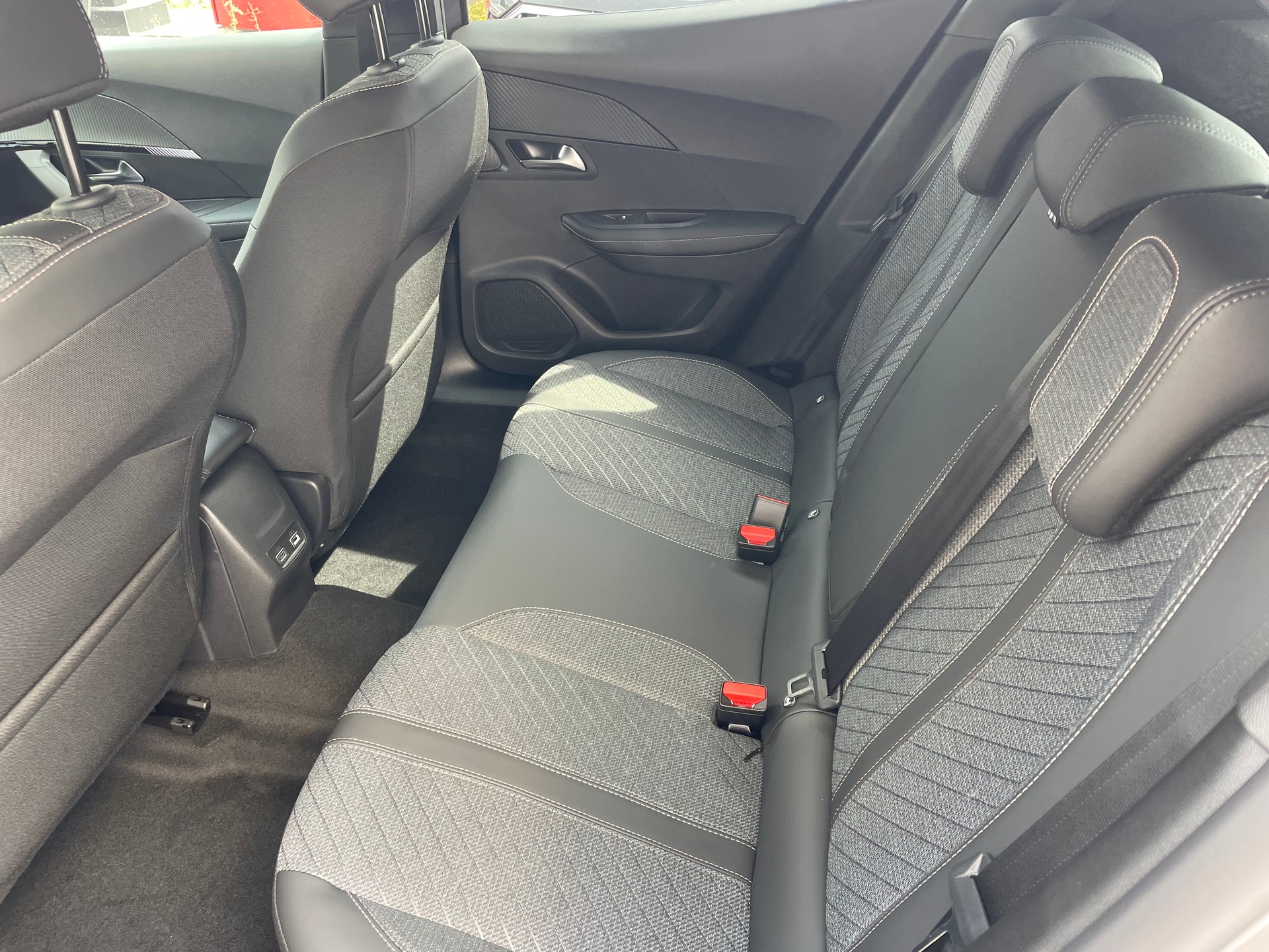 PEUGEOT 2008 1.2 145 MHEV Allure Premium-image-6