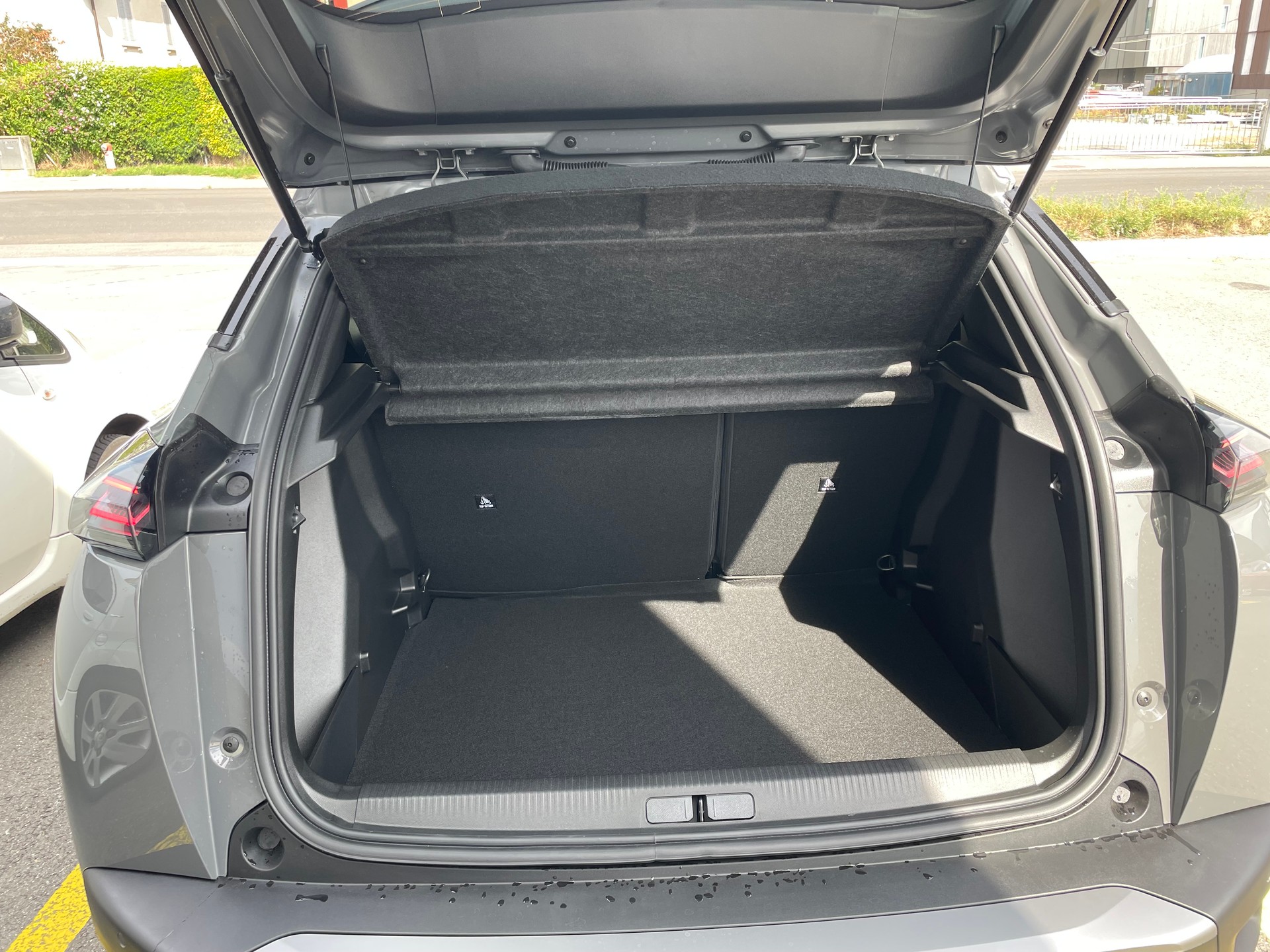 PEUGEOT 2008 1.2 145 MHEV Allure Premium-image-14
