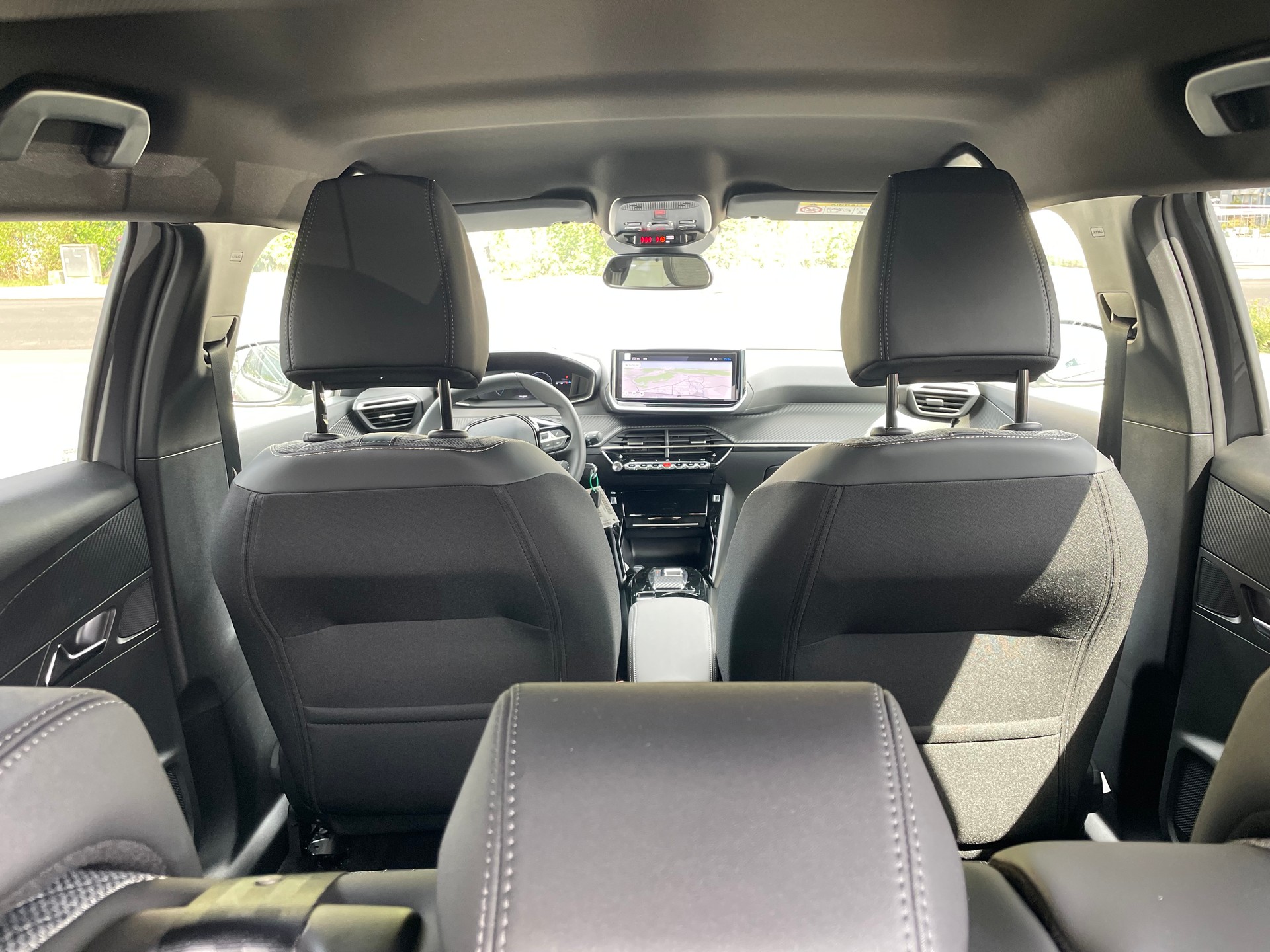 PEUGEOT 2008 1.2 145 MHEV Allure Premium-image-7