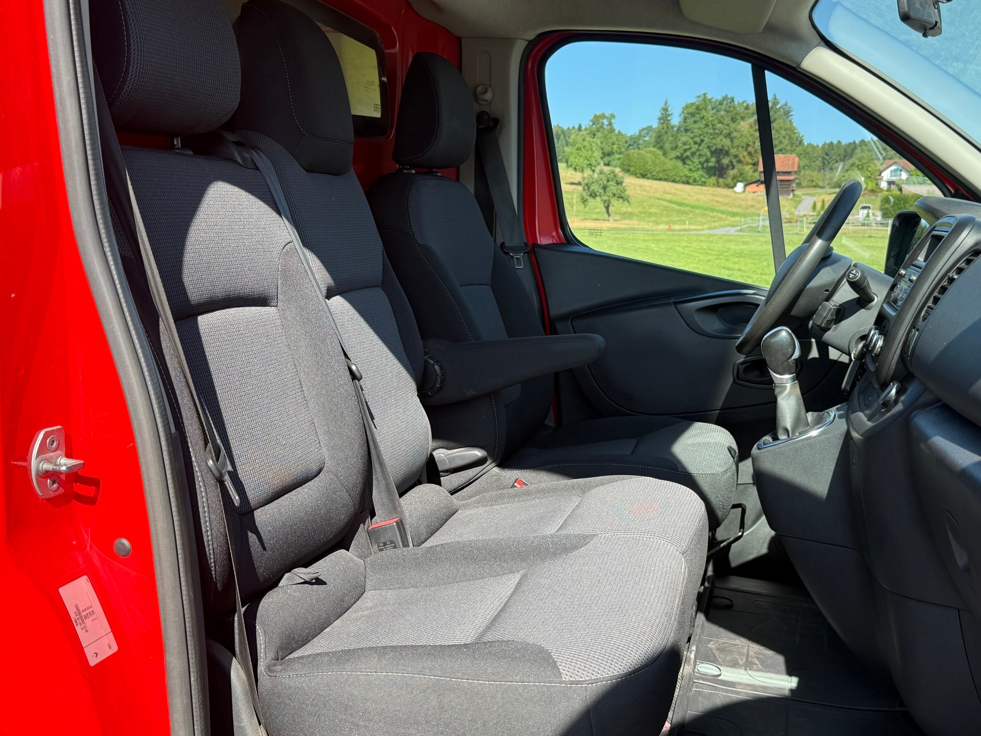 RENAULT Trafic 2.0 ENERGY dCi145 EDC 3.0t Business L2H1 A-image-14
