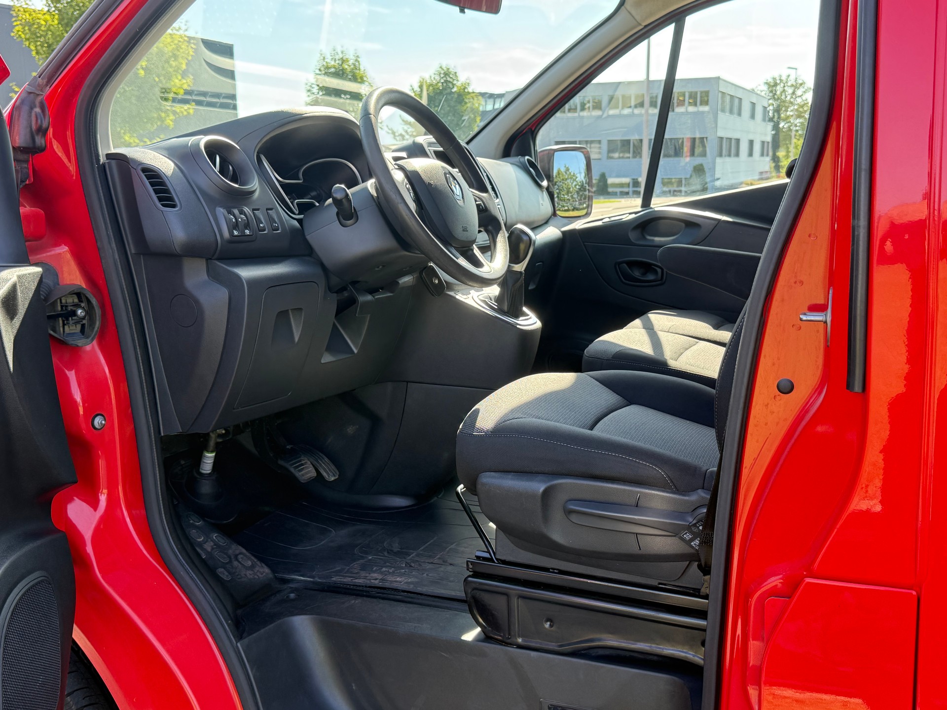 RENAULT Trafic 2.0 ENERGY dCi145 EDC 3.0t Business L2H1 A-image-9