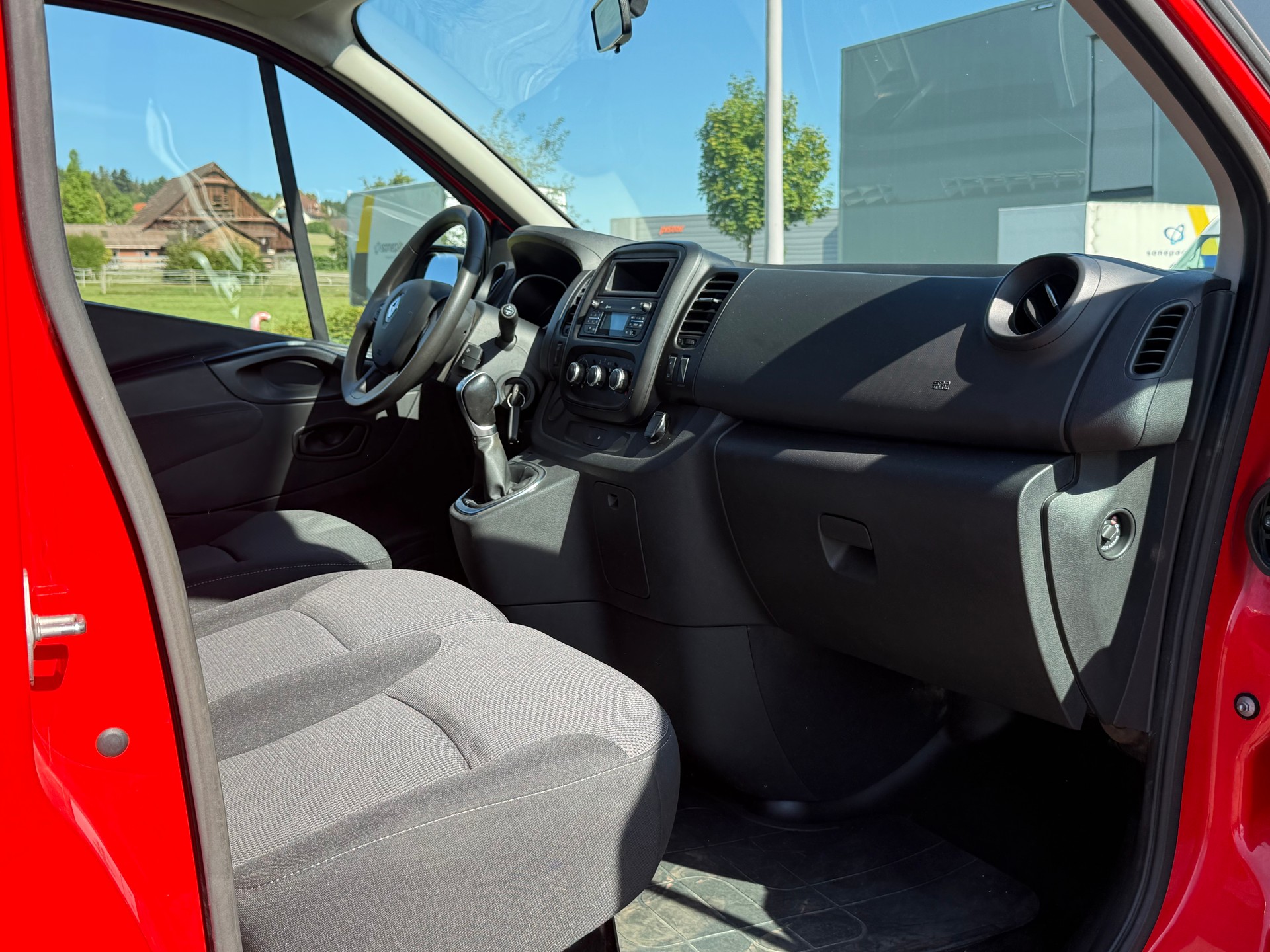 RENAULT Trafic 2.0 ENERGY dCi145 EDC 3.0t Business L2H1 A-image-13