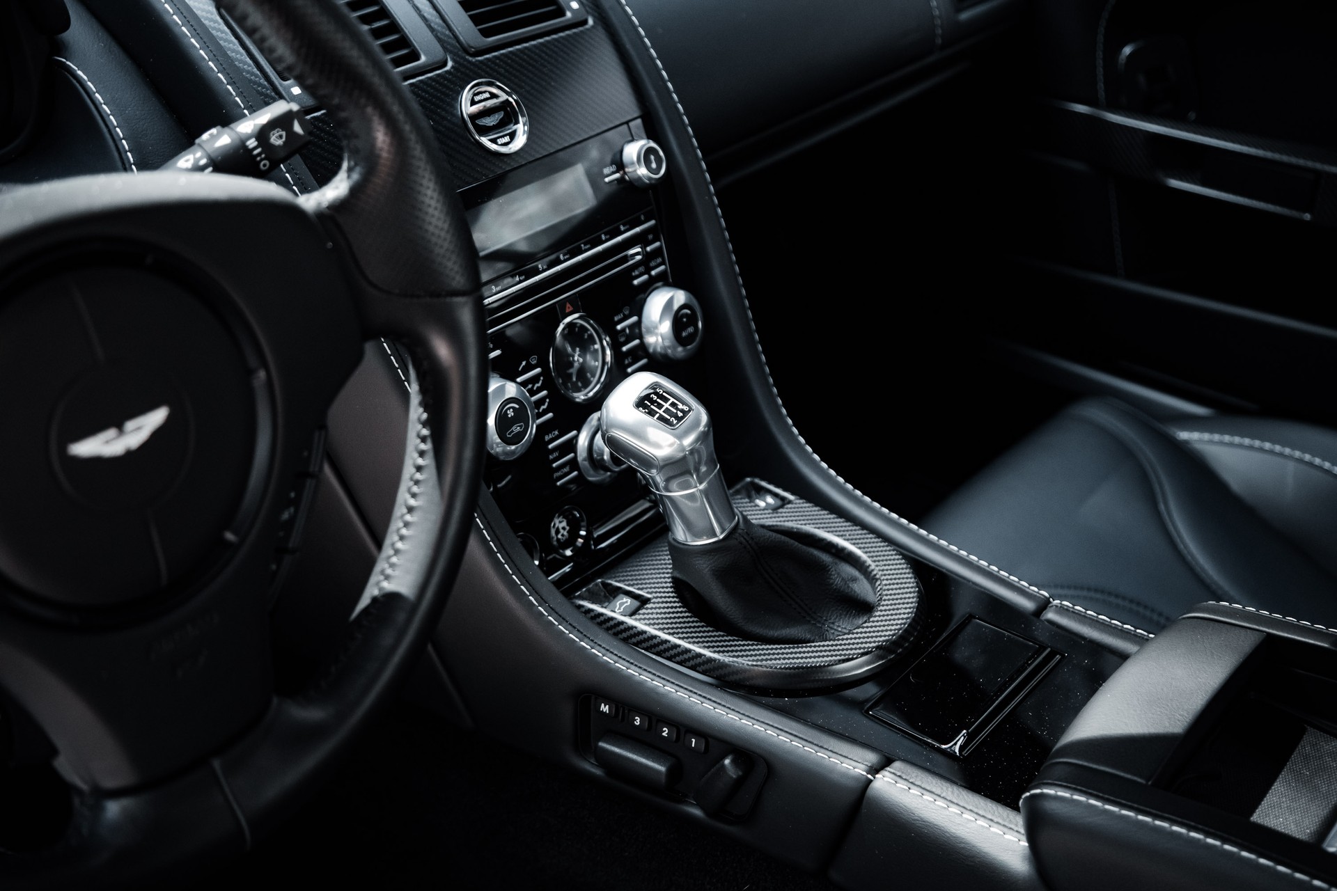 ASTON MARTIN V12 Vantage 5.9-image-18